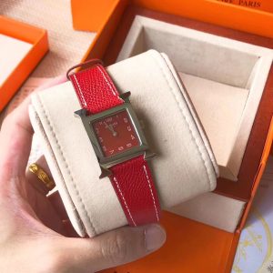 【Hermès H-Shaped China Red New Edition】 Hermès' latest colorway—the perfect gift choice. Hermès Classic Women's Watch Collection 😍 The most iconic design. 26mm diameter—the ultimate versatile piece. Handcrafted strap. Rich color options. Women's watches are a hot item among Hermès accessories. Wearing this accessory instantly elevates your Birkin bag or Kelly bag, adding a touch of sophistication.
